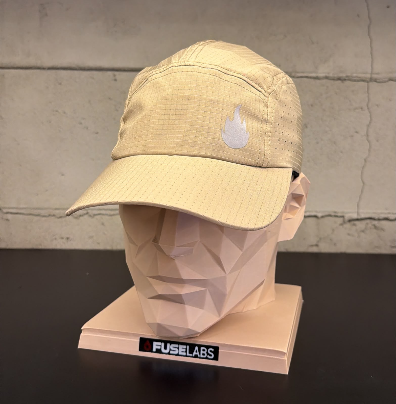 BONÉ PREMIUM BEGE COM FOGO HOLOGRAFICO LATERAL