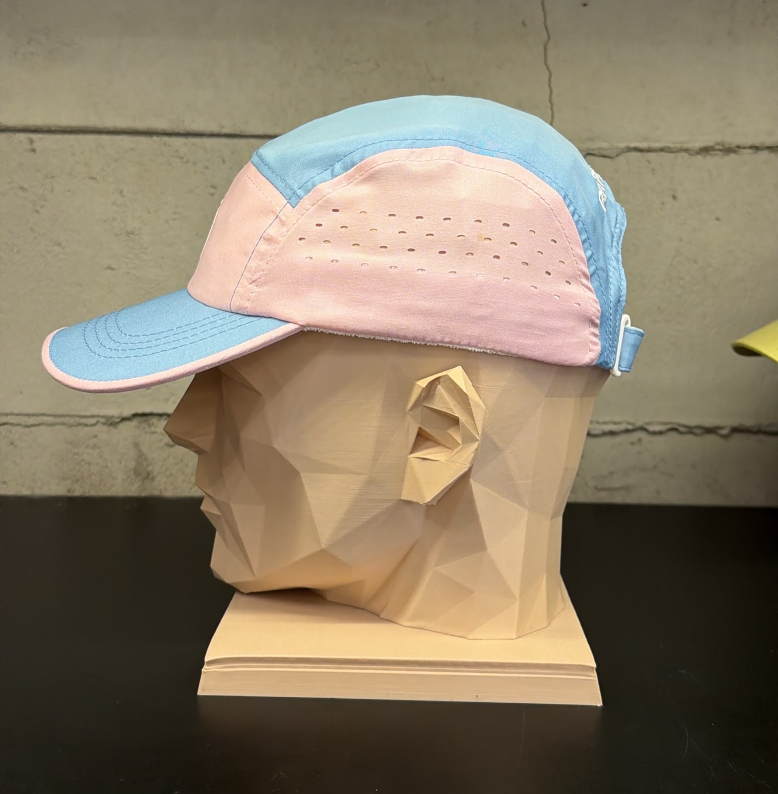 BONÉ PREMIUM ROSA E AZUL COM FOGO BRANCO
