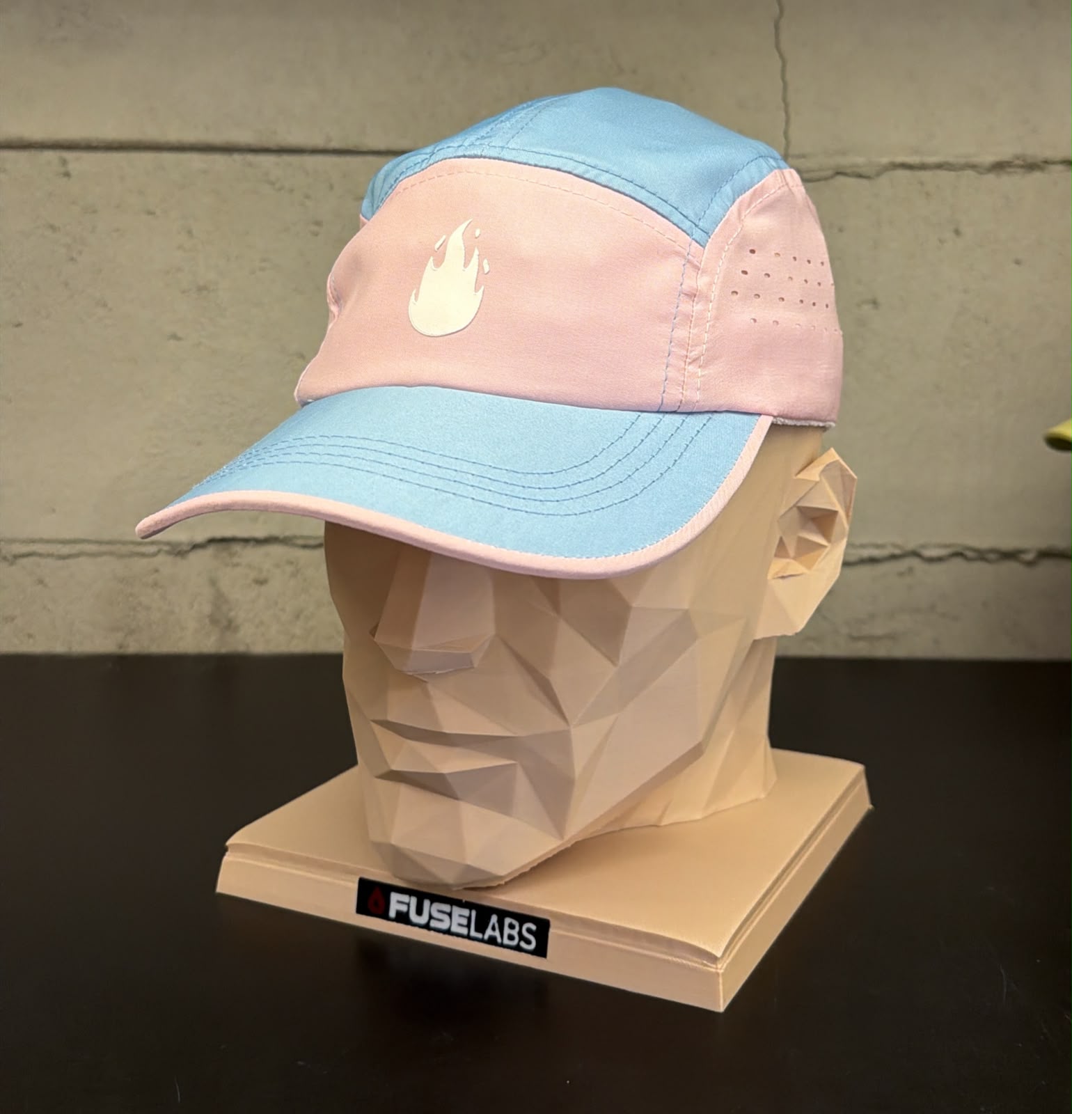 BONÉ PREMIUM ROSA E AZUL COM FOGO BRANCO
