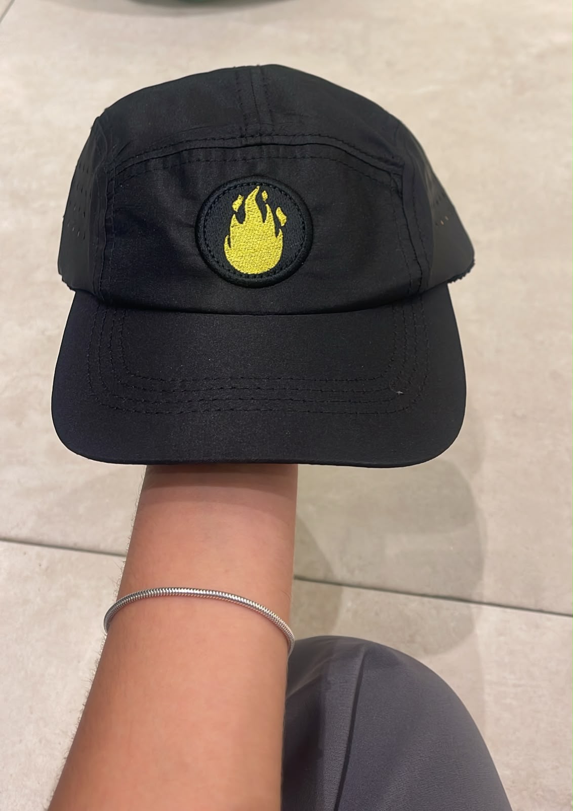 BONÉ PREMIUM PRETO COM FOGO AMARELO-02