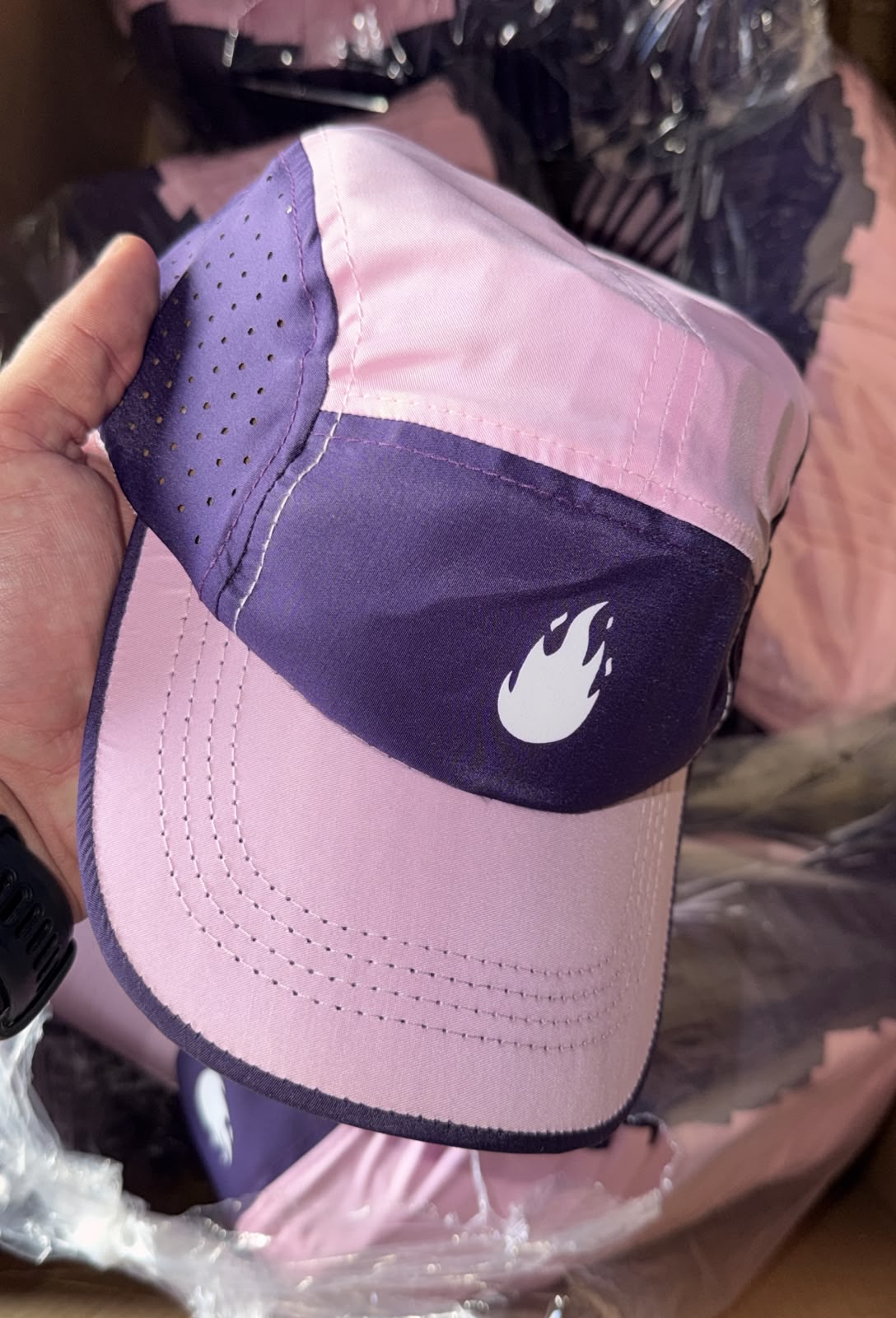 BONÉ PREMIUM ROXO E ROSA COM FOGO BRANCO