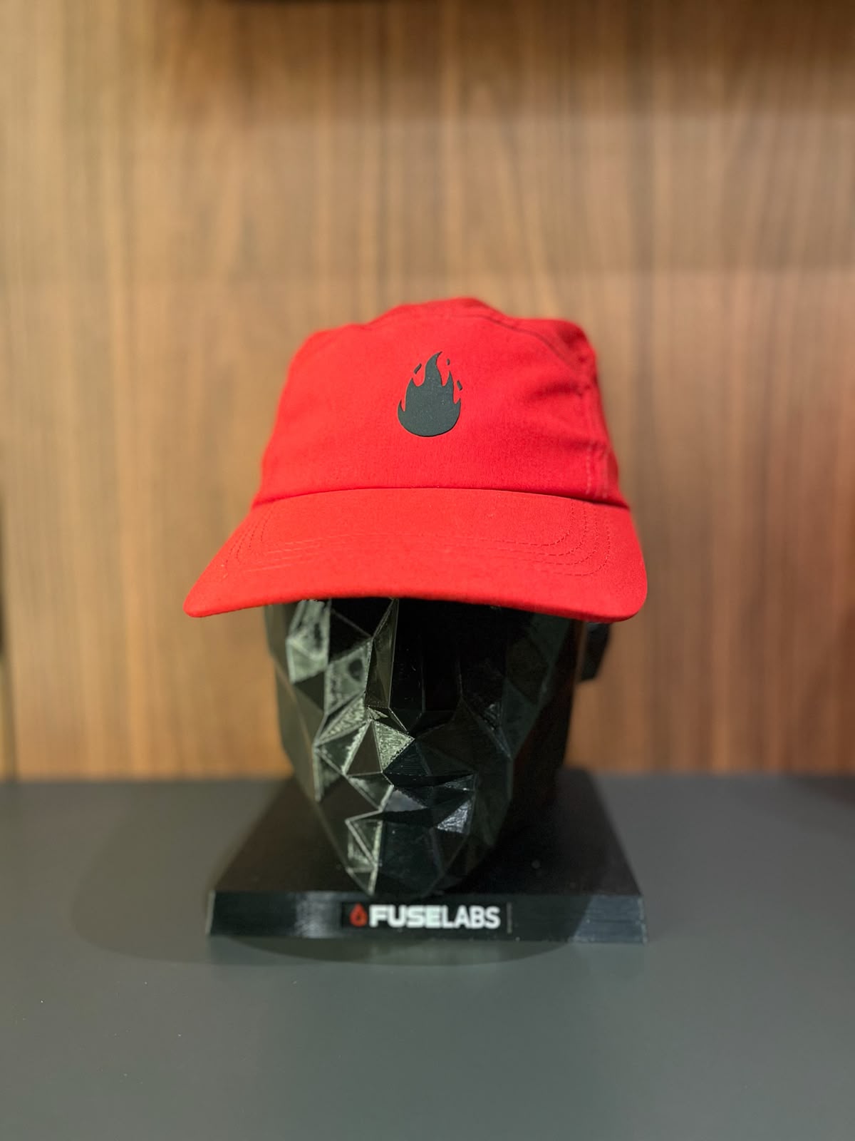 BONÉ SIMPLES VERMELHO COM FOGO PRETO — foto 1