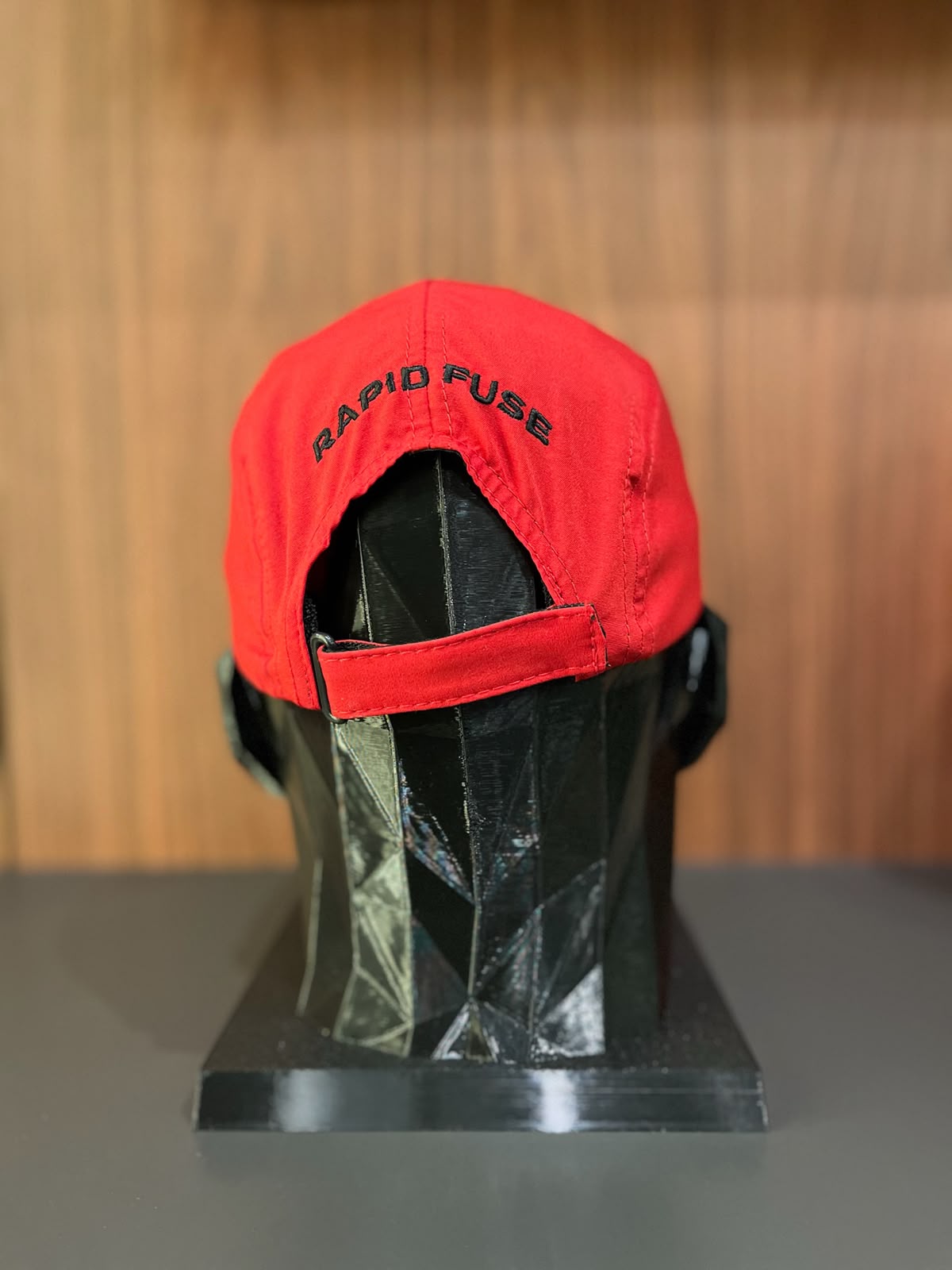BONÉ SIMPLES VERMELHO COM FOGO PRETO — foto 3