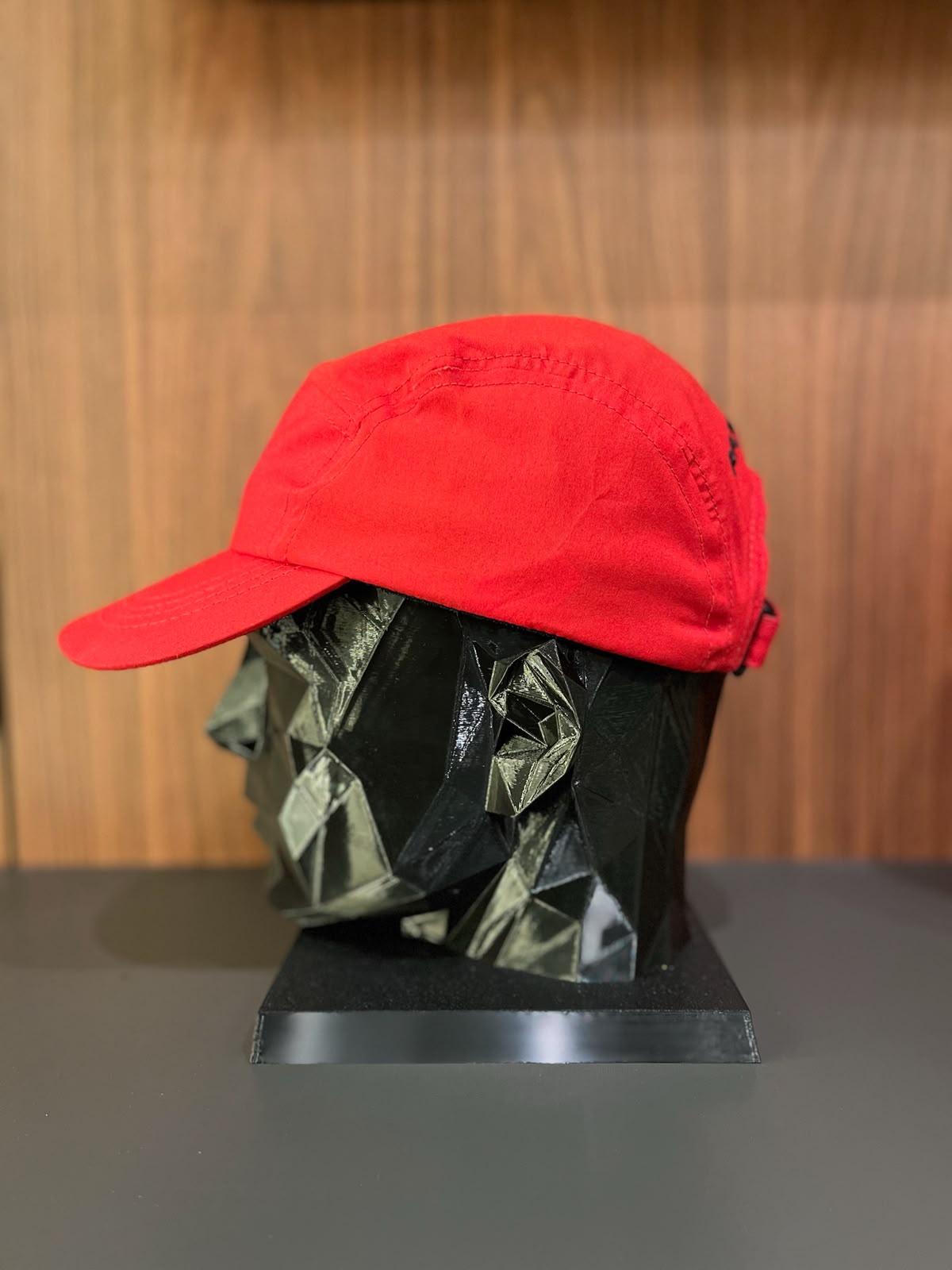 BONÉ SIMPLES VERMELHO COM FOGO PRETO — foto 2